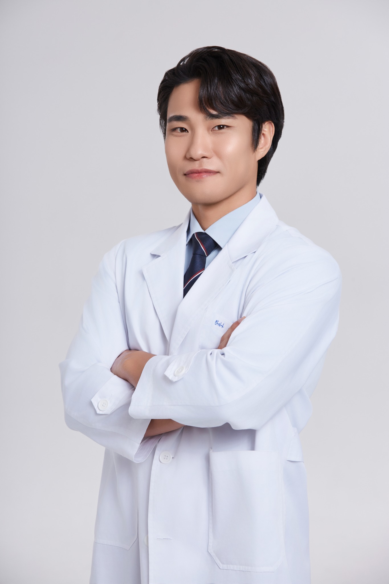 흰 가운을 입은 새비채한의원 박종성 원장